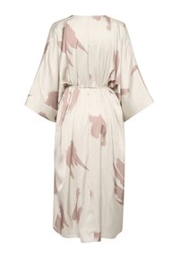 Robe kimono de couleur beige clair en matériau soyeux, avec une coupe ample, des manches larges et des motifs abstraits roses. Attache à la taille.
