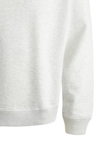 Lys grå sweatshirt lavet af blødt stof, med ribbet kant og manchetter, samt en let tekstureret overflade. Ingen synlige mønstre eller logoer.
