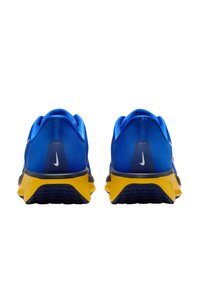 Baskets de sport bleues avec une tige en maille, une semelle intermédiaire jaune et une semelle extérieure noire. Présentent un logo blanc sur le talon et un design de bout arrondi.