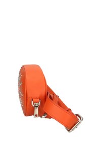 Borsa rotonda in ecopelle arancione con dettagli in borchie argentate, tracolla amovibile e chiusura con zip. Texture liscia e linee pulite.