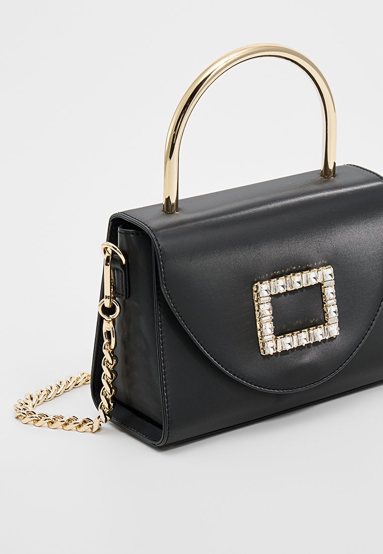 Schwarze Lederhandtasche mit strukturiertem Design, goldfarbenem Hardwaregriff, verziertem quadratischem Verschluss und einer strukturierten Kettenriemen.