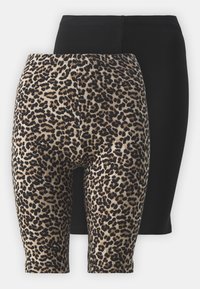 Un paio di leggings: uno in nero uniforme, l'altro in beige con un motivo a macchie di leopardo nere. Entrambi presentano una vita elastica e una vestibilità aderente.