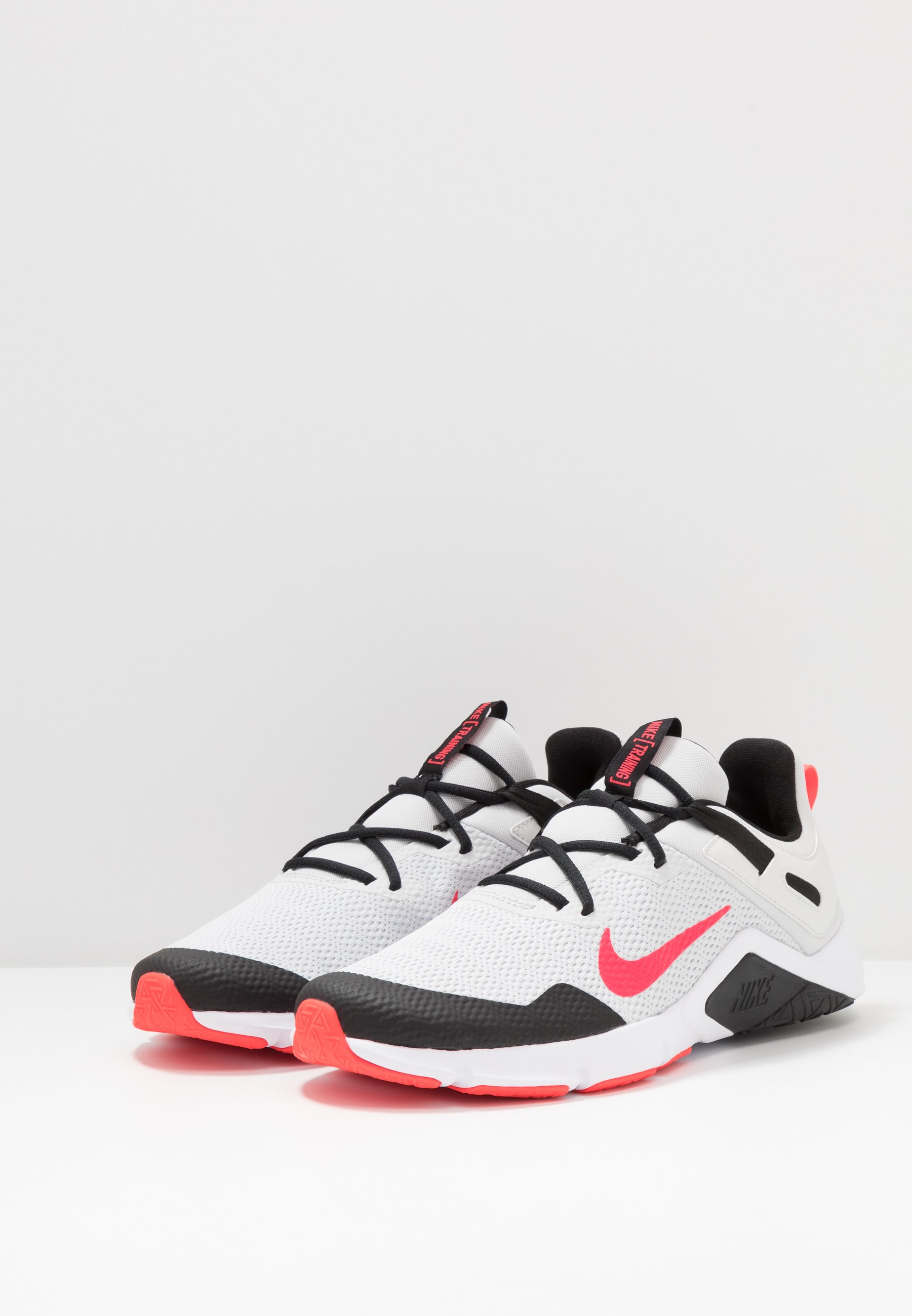 Nike Performance LEGEND ESSENTIAL Treningssko photon Nike Performance LEGEND ESSENTIAL Treningssko black