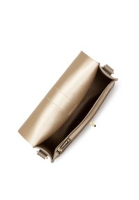Borsa a pochette in pelle beige con finitura testurizzata, dotata di una tasca con zip all'interno e un design pieghevole. Accentuata da hardware dorato.