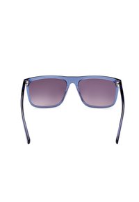 Gafas de sol de plástico azul transparente con montura rectangular, lentes oscuros en degradado y varillas delgadas que pasan a un tono más oscuro.
