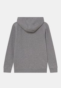 Grå huvtröja i mjukt tyg, med långa ärmar, en framficka i kängurustil och ribbade muddar och nederkant.