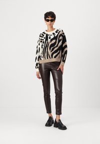 Vero Moda VMKAI O NECK  - Strikkegenser - birch/silver mink/black