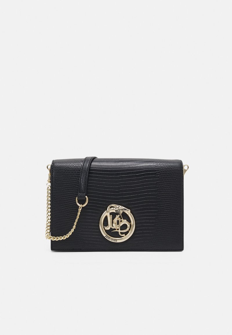 Borsa a tracolla in ecopelle nera con texture cocodrillo, tracolla in catena dorata e grande hardware circolare con dettaglio del logo.