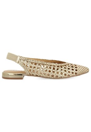 Zapato slingback dorado metálico con parte superior tejida, punta afilada y tacón bajo de bloque. Cuenta con una tira elástica para mayor comodidad y flexibilidad.