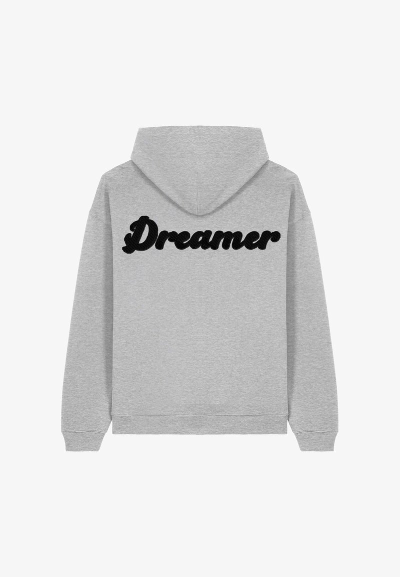 Grijze hoodie met capuchon, voorzien van een gedurfde zwarte tekst "Dreamer" op de achterkant, en ribgebreide boorden en zoom voor een slanke uitstraling. Zachte stof textuur.