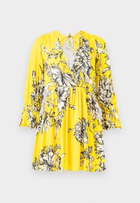 Blomsternegligé i gul med dyb V-udskæring og lange ærmer. Har sorte konturer af store blomster og en talje-bånd detalje. Blød stofstruktur.