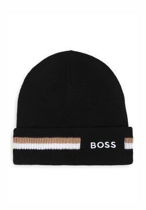 Bonnet en maille noire avec revers plié, rayures beige et blanches et logo BOSS blanc brodé sur le revers.