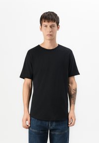 Schwarzes T-Shirt mit kurzen Ärmeln und Rundhalsausschnitt. Aus weichem Stoff gefertigt, mit einer lockeren Passform und genähten Säumen für Langlebigkeit.