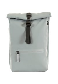 Sac à dos imperméable gris clair avec conception à enroulement, sangle noire réglable et poche avant zippée. Présente une texture lisse et un marquage minimal.