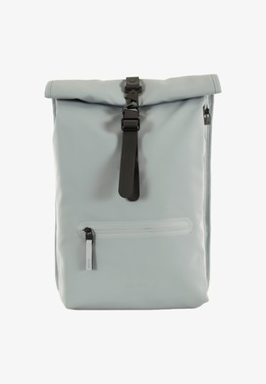 Jasnoszary wodoodporny plecak z rolowanym zamknięciem, regulowanym czarnym paskiem i przednią kieszenią na zamek. Charakteryzuje się gładką teksturą i minimalistycznym logo.