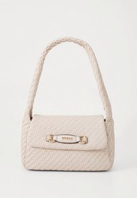 Sac à main tissé beige à la forme structurée, doté d'un rabat plat, d'un détail en métal doré et d'une épaisse bandoulière tissée.