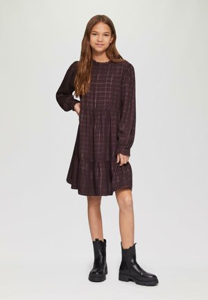 Donker geruite jurk met lange pofmouwen, ruches aan de onderkant en een ronde halslijn, gecombineerd met zwarte enkellaarsjes. Katoenmengsel.