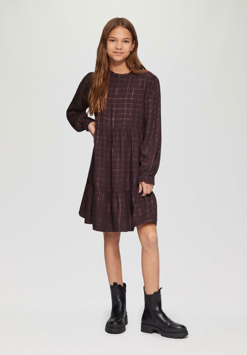 Donker geruite jurk met lange pofmouwen, ruches aan de onderkant en een ronde halslijn, gecombineerd met zwarte enkellaarsjes. Katoenmengsel.