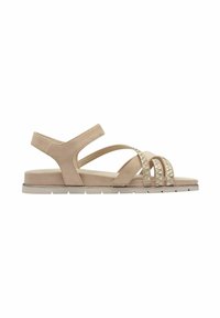 Sandale plate beige avec trois brides décoratives métalliques à l’avant, une bride médio-pied et une bride arrière pour le soutien de la cheville.