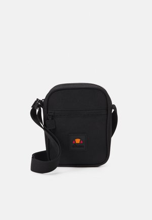 Bolsa crossbody preta feita de tecido durável, com fecho em zíper, alça ajustável e um patch de logo multicolorido na frente.