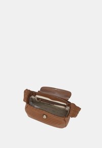 Borsa a tracolla intrecciata marrone con superficie texture, chiusura a patta superiore e tasca interna. Presenta un rivestimento in tessuto morbido e dettaglio del logo.