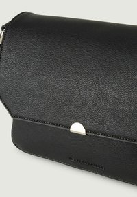 Schwarze strukturierte Leder-Clutch mit einem geometrischen Klappverschluss und silberner Hardware. Sie verfügt über ein schlichtes und elegantes Design mit Ziernähten.