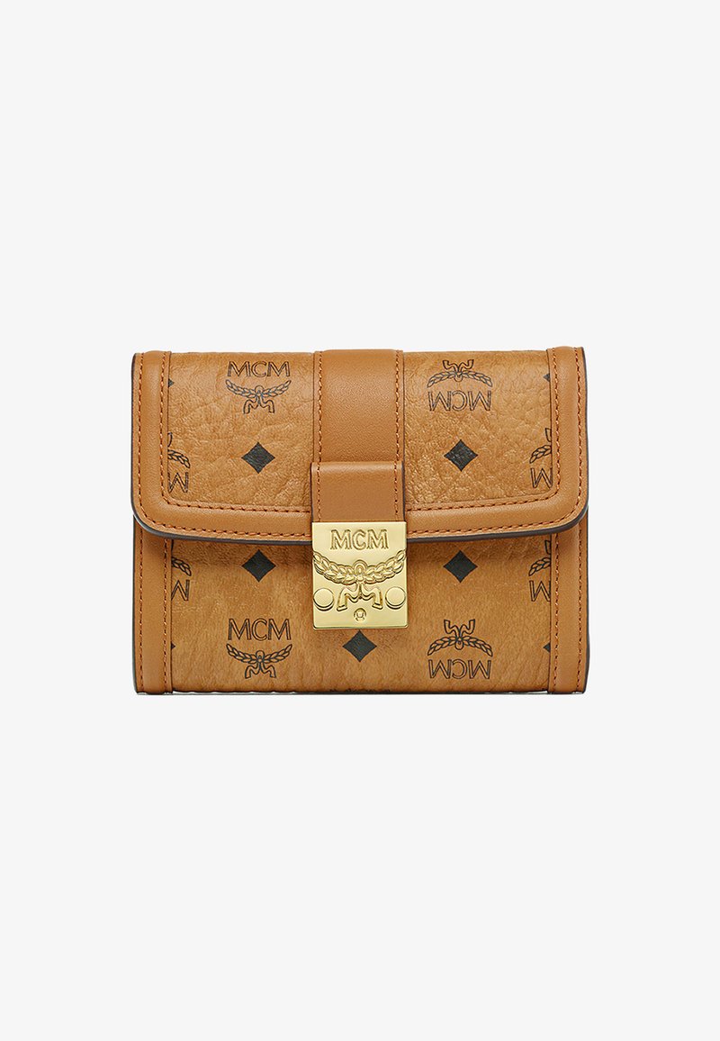 Portafoglio in pelle tan con logo MCM impresso, chiusura in oro e finitura testurizzata con motivi a diamante.