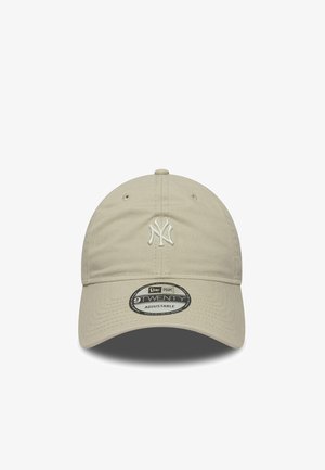 Béžová nastaviteľná baseballová čiapka s vyšitým logom New York Yankees na prednej strane, s ohnutým billom a bavlnenou textúrou.