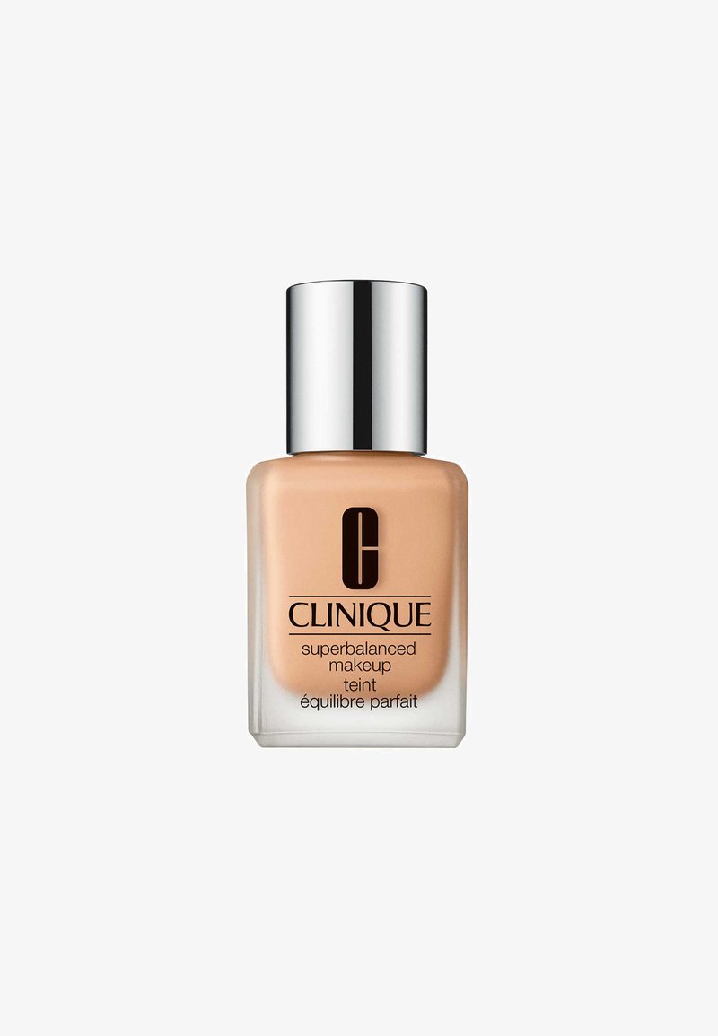 Clinique Superbalanced Makeup in een glazen fles. De vloeistof is lichtbeige. Bevat een zilveren metalen dop en een gedrukt logo op de voorkant.