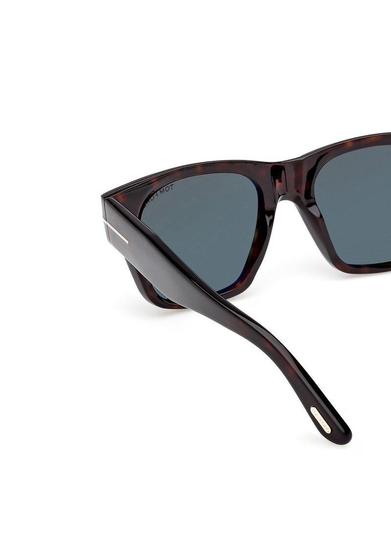 Lunettes de soleil en acétate brillant avec des montures en écaille de tortue et des verres dégradés gris. Présentent des accents métalliques subtils sur les branches.