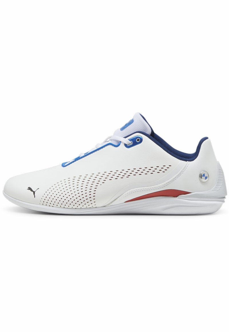 Baskets blanches à profil bas avec des accents bleus, des détails latéraux perforés, une bande rouge près de la semelle et un petit logo Puma à l'avant.