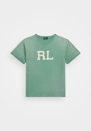 T-shirt vert à manches courtes avec des lettres blanches "RL" sur la poitrine et un petit texte "Polo" sur la manche droite.