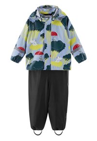 Dětská nepromokavá souprava s modrou bundou zdobenou kreslenými postavičkami, tmavými mraky a červenými deštníky, a černými nepromokavými kalhotami s popruhy na nohy.