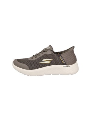 Zapatilla casual Skechers GoWalk gris con parte superior de malla transpirable, suela blanca, cierre con cordones en la parte delantera y logo en el lateral y en la lengüeta del talón.