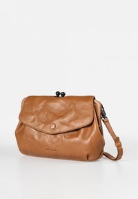Braune Lederhandtasche mit umklappbarem Deckel, Druckknopfverschluss und verstellbarem Schultergurt. Sie hat eine glatte Textur und eine runde Form.