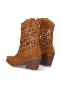 Botas de vaquero de ante color marrón claro con detalles tejidos en la parte superior, con un tacón apilado y diseño de punta puntiaguda.