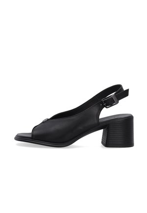Sort læder åben tå slingback sandal med justerbar spænde og blokhæl med vandrette riller.
