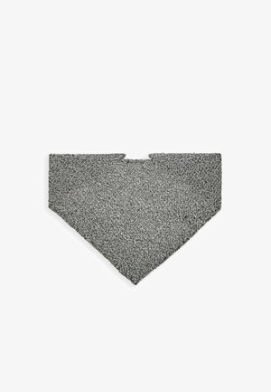 Tissu tricoté gris en forme de triangle avec une ouverture en haut, présentant une surface texturée et un motif uniforme.