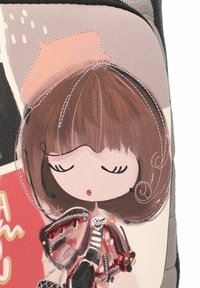 Illustrazione di una ragazza con capelli castani, che indossa un berretto rosa, delineata con cuciture, su uno sfondo testurizzato multicolore.