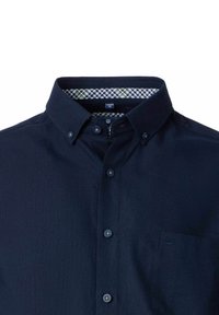 Marineblauwe overhem shirt met een geruite binnenkant van de kraag, voorzien van een enkele borstzak en knoopmanchetten. Gecertificeerde stoftextuur.