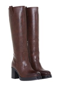 Bottes montantes en cuir marron avec une finition brillante, bout carré, fermeture éclair latérale et talon bloc épais. Présentent des coutures minimales et des accents de languette.