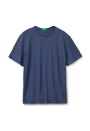 Prosty granatowy T-shirt z krótkim rękawem i okrągłym dekoltem z zieloną metką marki w środku kołnierza, przedstawiony na białym tle.