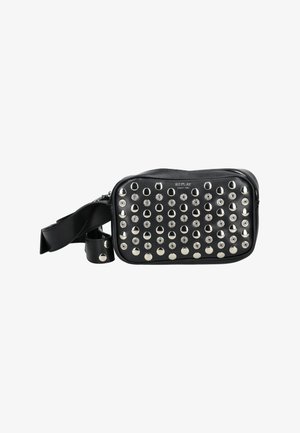 Borsa in pelle nera con borchie argentate sul davanti, forma rettangolare, chiusura con zip e tracolla regolabile. Presenta un logo sulla parte superiore.