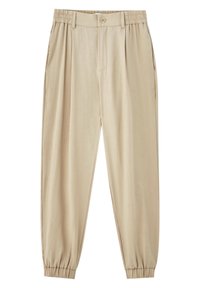 Beige broek van een lichtgewicht stof; kenmerken zijn onder andere een knoopsluiting, elastische tailleband, plooien aan de voorkant en taps toelopende manchetten.