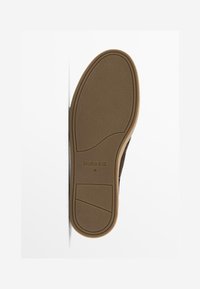 Semelle de chaussure marron avec surface en caoutchouc texturé, forme contourée et logo embossé. Comprend des rainures de traction et un bord légèrement surélevé.