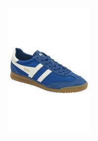 Sneaker sportivo blu con strisce bianche, upper in suede e mesh, design con lacci, suola in gomma, outsole in gomma e dettaglio del logo sui lati.