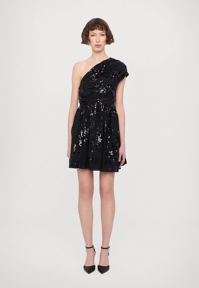 Schwarzes, einseitig tragbares Kleid mit gerafftem Stoff und Paillettenverzierungen. Kurze, ausgestellte Silhouette. Glatte Textur mit schimmernden Akzenten.