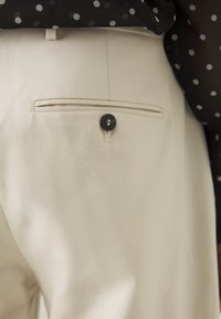 Thumbnail Image 9