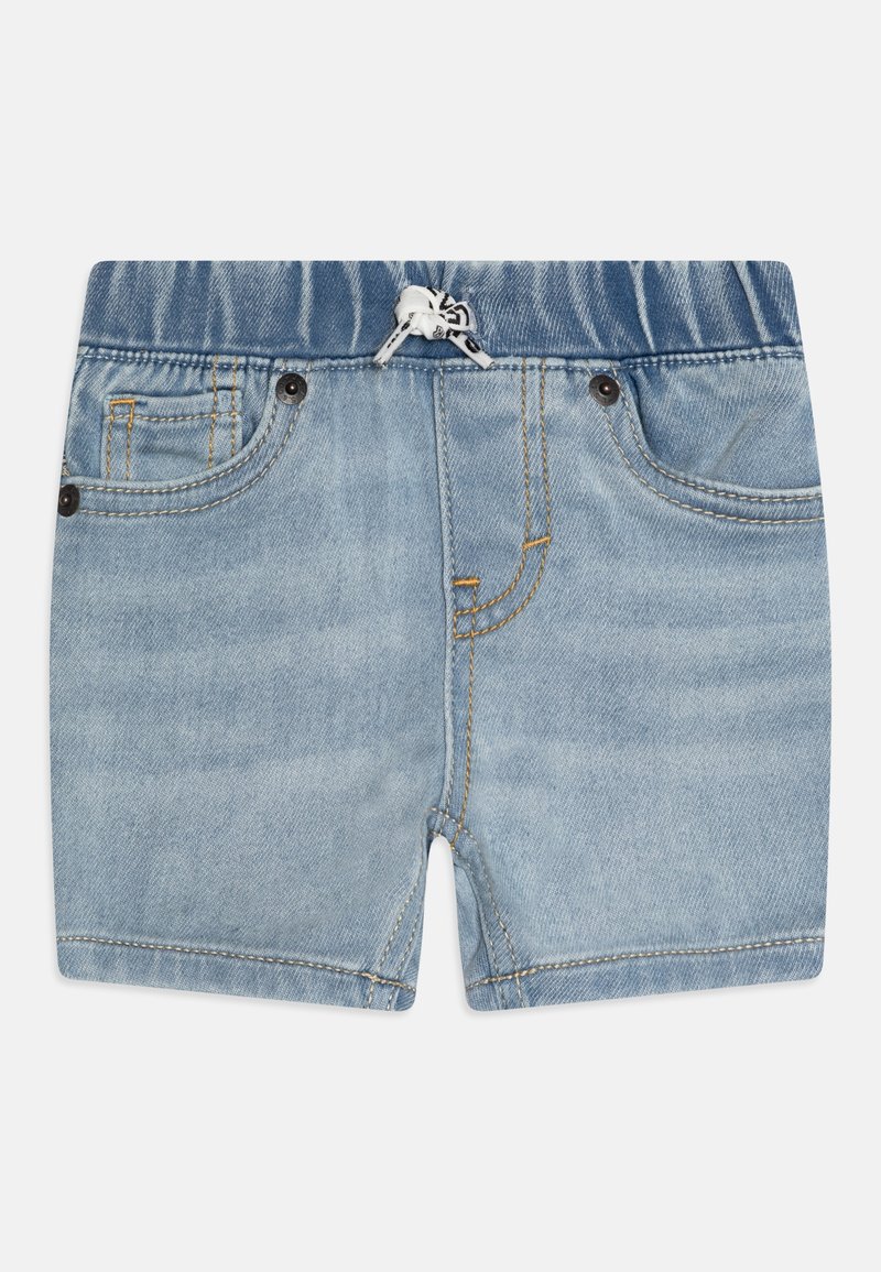 Shorts pour tout-petit en denim bleu clair avec taille élastique et cordon de serrage blanc, poches avant et détails de couture orange.