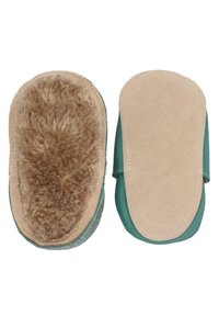 Groene leren babyslofjes met een bruin bont voering, zachte suede zolen en afgeronde randen voor comfort. Minimalistisch ontwerp zonder zichtbare hardware.